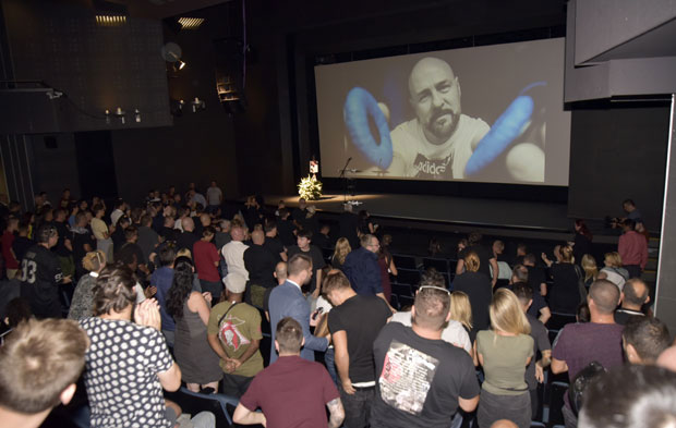 КОМЕМОРАЦИЈУ РЕПЕРУ ОБЕЛЕЖИО ПОТРЕСНИ ГОВОР: Није тебе победио ни кајт, ветар и Дунав, овде си у мени... (ФОТО)